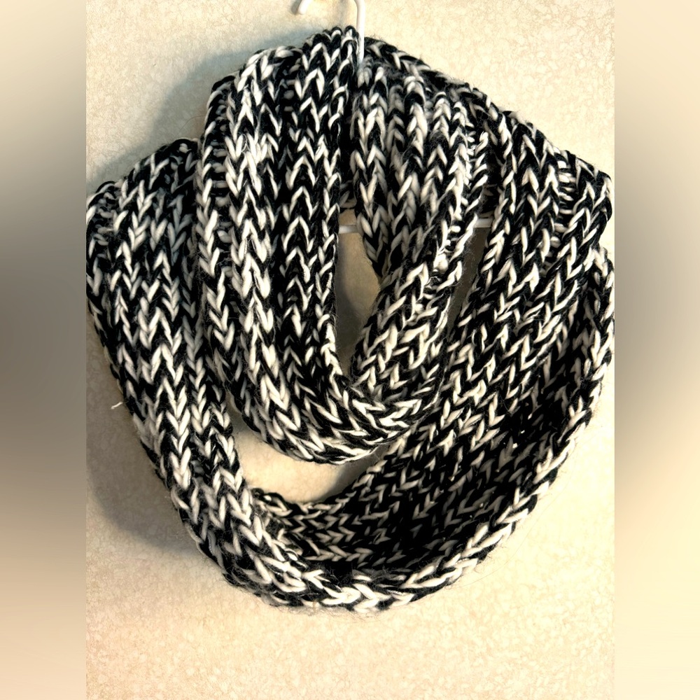 Lane Bryant Black & White Marled Eternity Chunky Knit Scarf w/ Sparkle Neutral